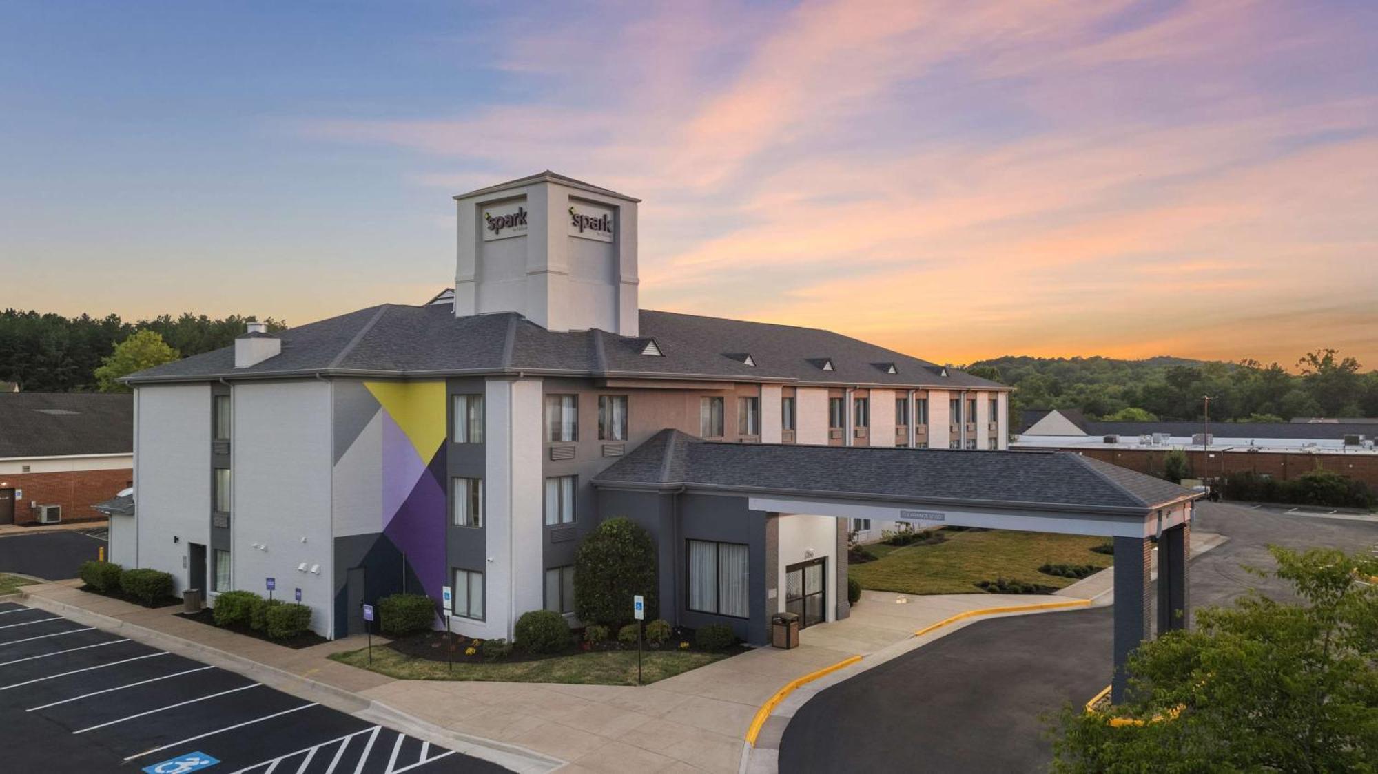Spark By Hilton Southpoint Hotel 3*
